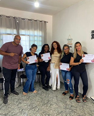 Mulheres com certificado de conclusão do curso de capacitação profissional