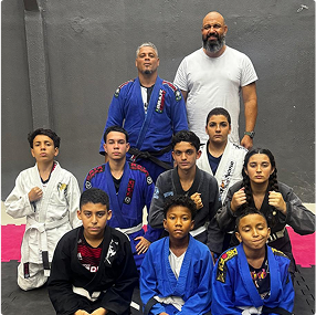 Crianças e Professores do projeto Lutando com Esperança.