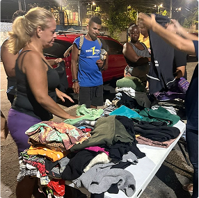 Projeto social de doação de roupas nas ruas para pessoas em vulnerabilidade.